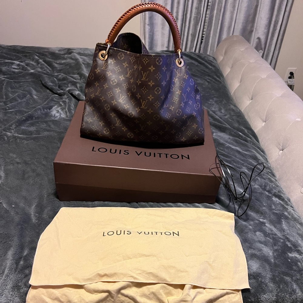 Authentic Louis Vuitton Artsy bag